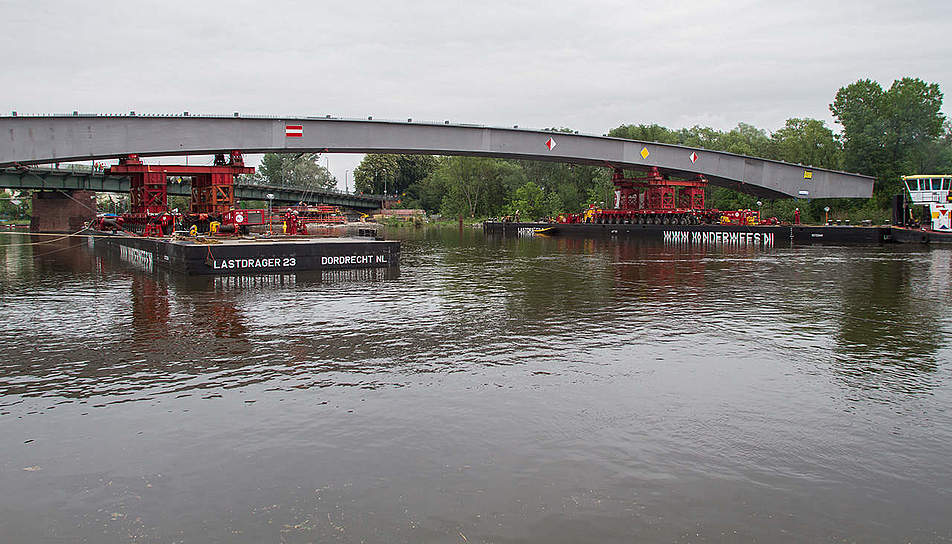 Stahlbrücke in Offenbach wird montiert Montage einer Stahlbrücke