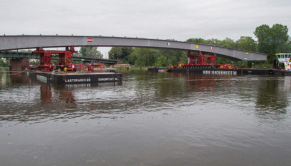 Montage einer Stahlbrücke