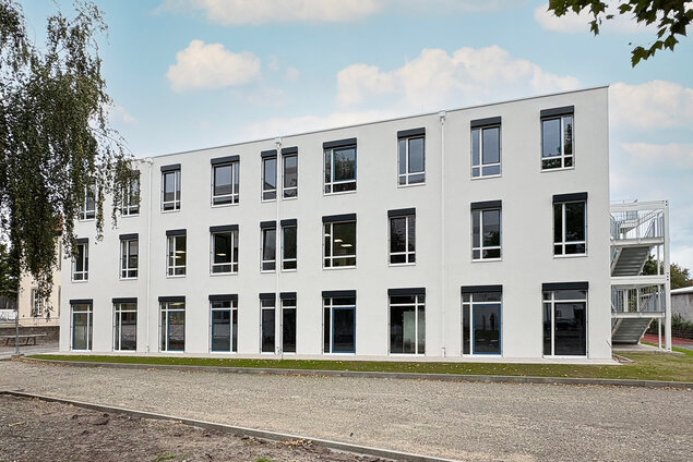 C + P Referenzen | Modularer Erweiterungsbau für ein Gymnasium