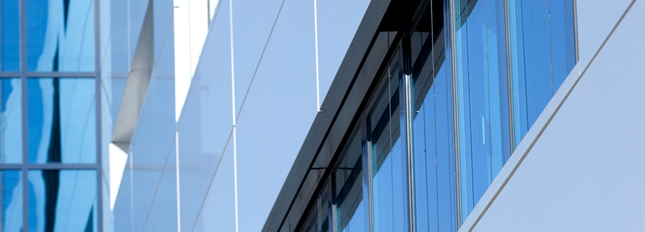 Detailansicht einer Fassade mit Fenstern und Fassadenelementen