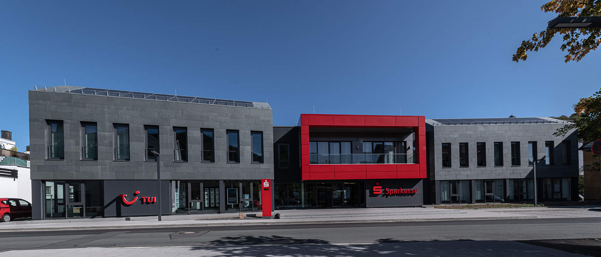 C + P Referenzen | Repräsentative Fassade für Bankfiliale