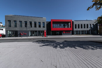 Repräsentative Fassade für Bankfiliale