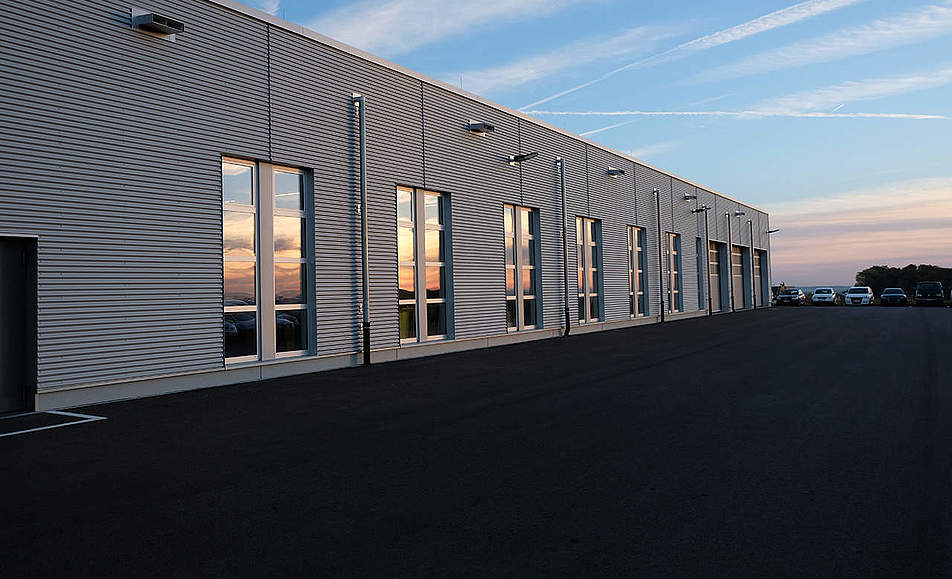 Außenansicht einer Industriehalle