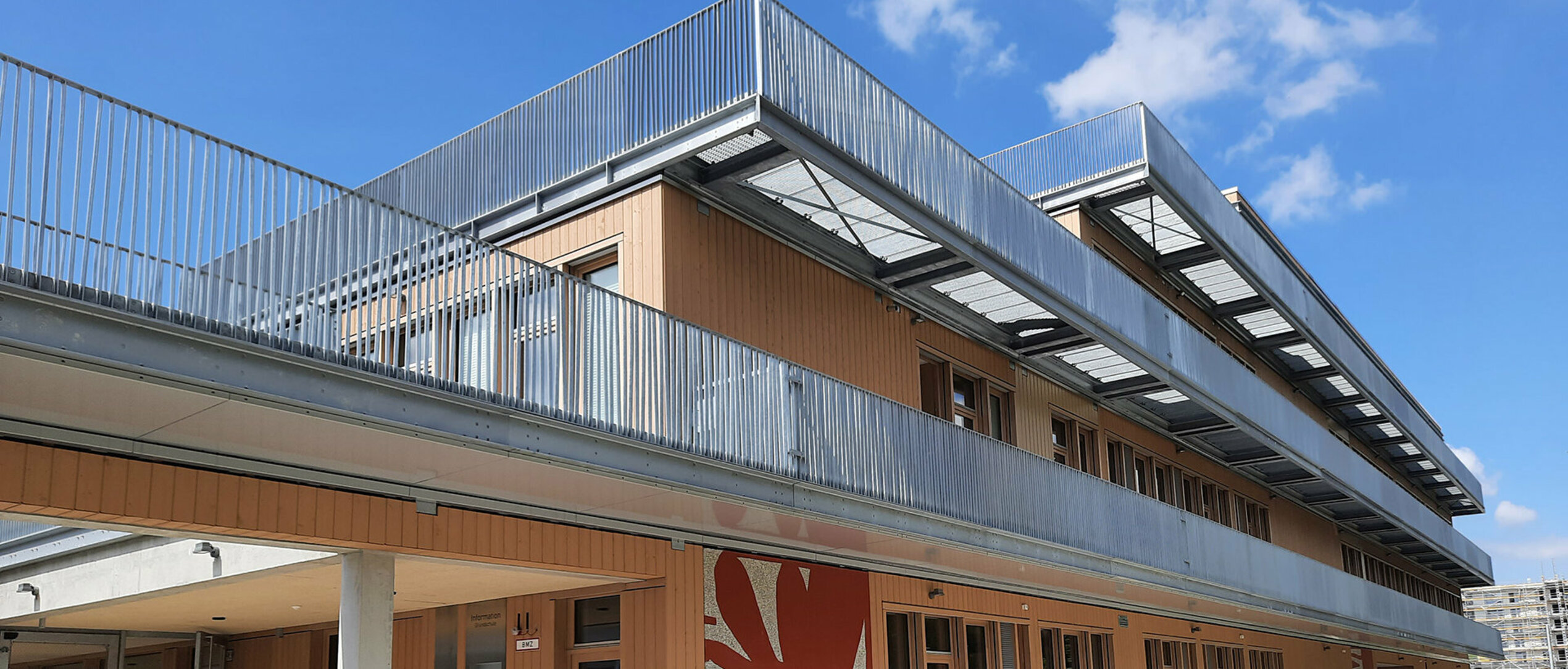 C + P Referenzen | Fluchtbalkone für Münchner Grundschule