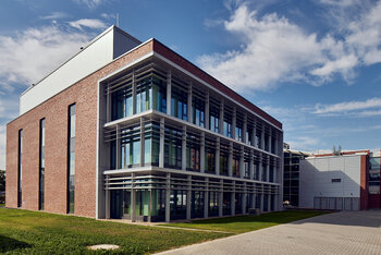 Fassade für Labor- und Bürogebäude