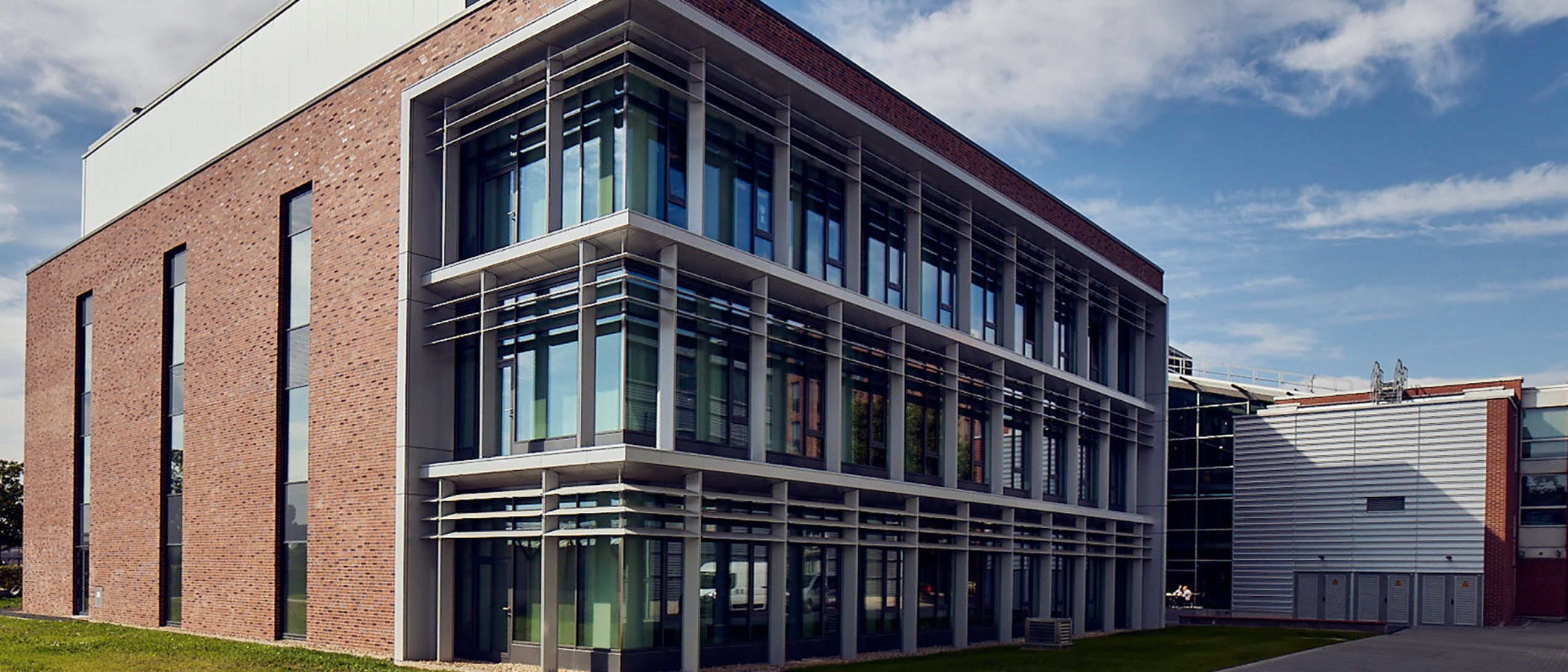 C + P Referenzen | Fassade für Büro- und Laborgebäude