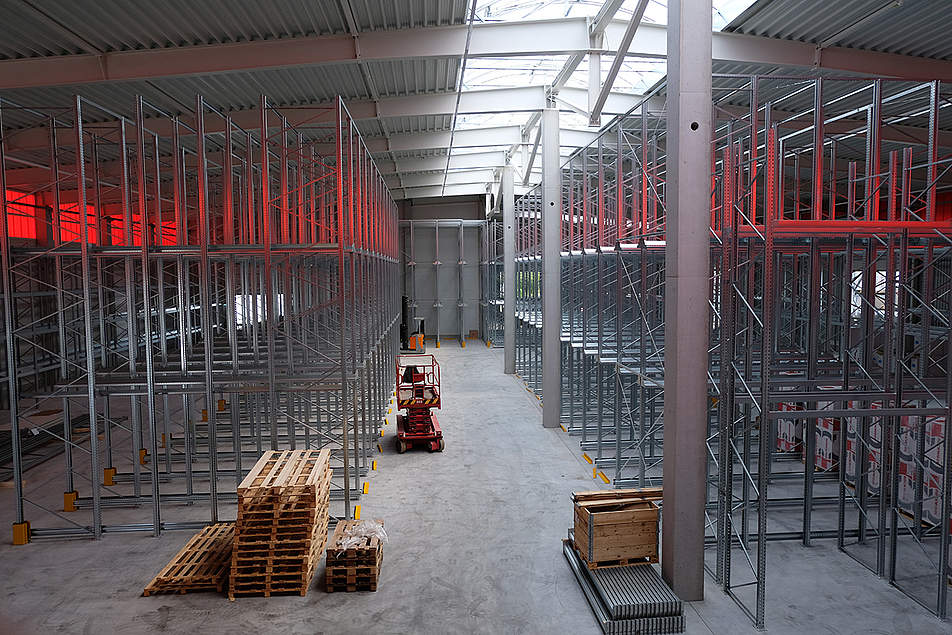 Innenansicht einer Lagerhalle mit Hochregalen
