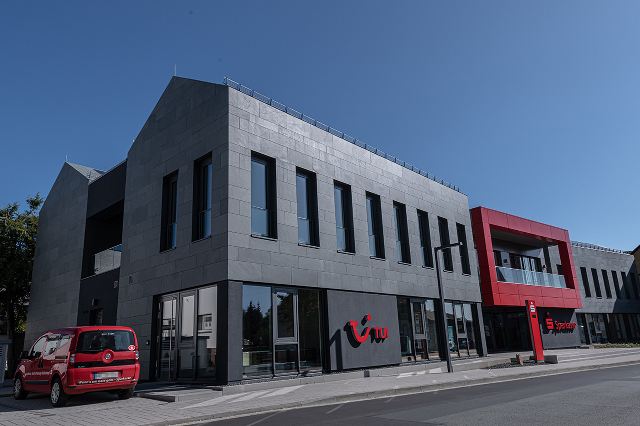 C + P Referenzen | Repräsentative Fassade für Bankfiliale